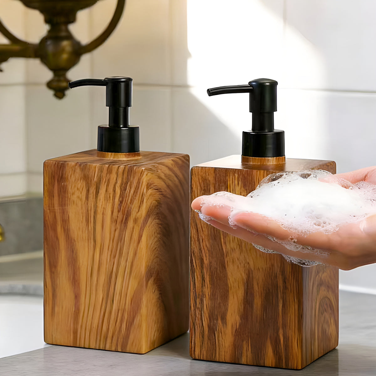 WoodSoap™ – Dispenser Premium de Sabonete e Shampoo