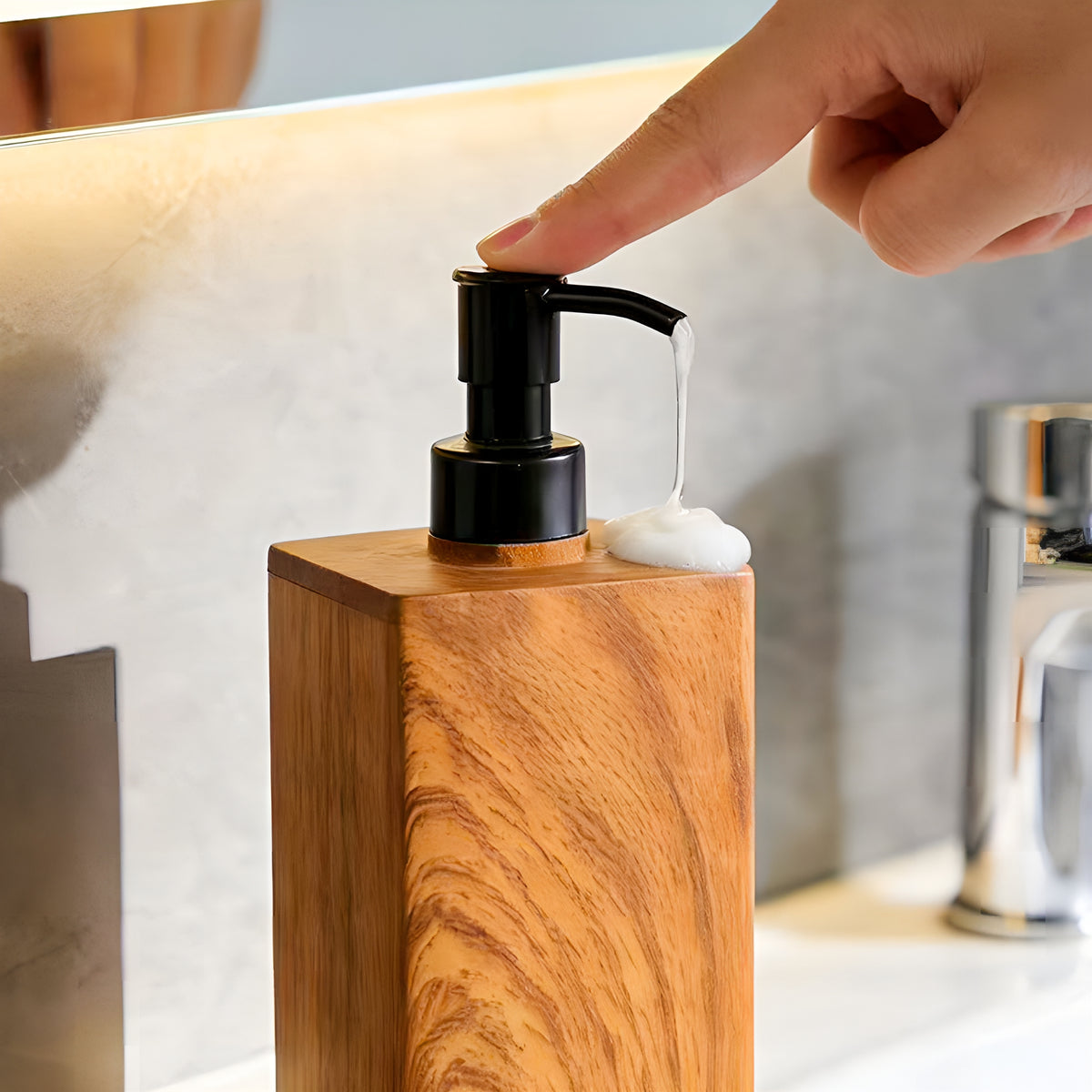 WoodSoap™ – Dispenser Premium de Sabonete e Shampoo