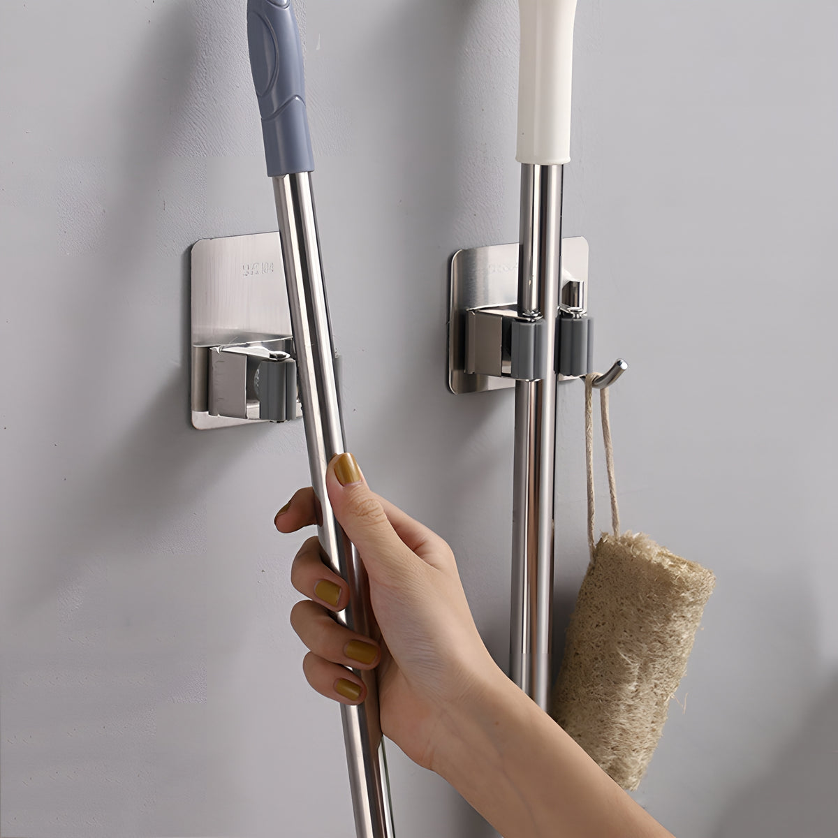MopDock™ Stainless – Suporte Premium em Aço Inox para Vassouras e Rodos