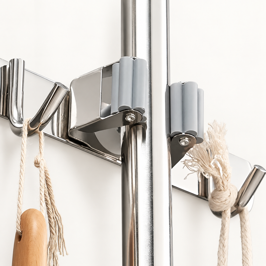 MopDock™ – Suporte Premium de Parede para Vassouras e Rodos